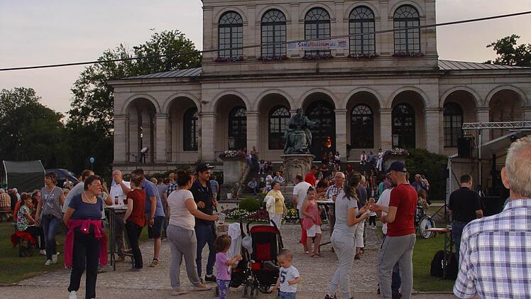 Vor dem Musikpavillion. Foto: Brigitta Kempe-Wolf