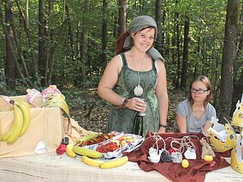 Leckereien und mehr: An ihrem Stand verkaufte Händlerin Franziska Helmert (links) zusammen mit Helferin Tamara allerhand Nützliches und Gutes, darunter auch Überraschungsboxen freischaffender Künstler. Foto: Ralf Naumann