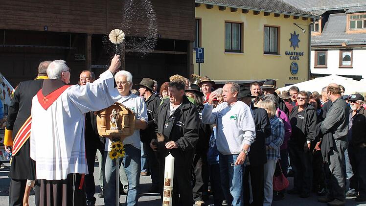 Vor dem Gottesdienst wurden die Wallfahrer sowie die eigens angefertigte Kerze gesegnet.