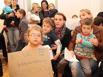So etwas hat es im Kulmbacher Rathaus noch nicht gegeben: eine Kinderdemo. Zirka 40 Eltern und ihre Sprösslinge wollten sich bei der Stadtratssitzung aus erster Hand informieren, wie es nach dem Brand im Paul-Gerhardt-Kindergarten weitergeht. Fotos: Stephan Tiroch