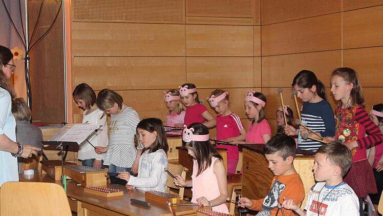 Die Instrumentalgruppe passt auf den richtigen Einsatz auf. Foto: Manja von Nida