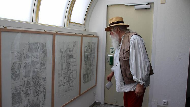 Horst Peter Meyer beim Betrachten eigener Werke im Kunstverein CoburgFoto: Nelly Ritz