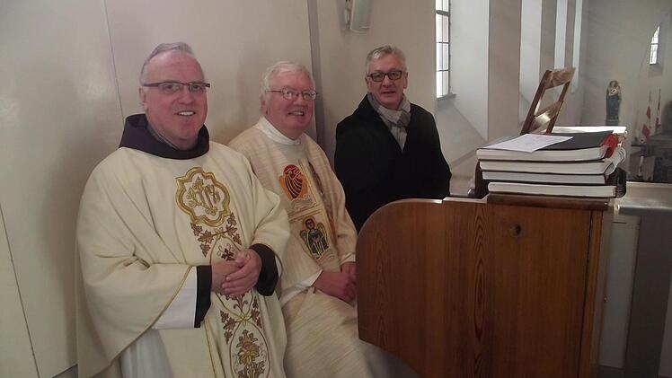 Organist Michael Höfner (rechts) wurde in Johannisthal für 50-jährige Tätigkeit als Organist geehrt. Mit im Bild (von links): Pater Maximilian Kray und Diakon Georg Zenk. Foto: Dieter Wolf