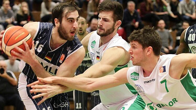 Aufbauspieler Aleksej Nikolic (r.) und Center Leon Kratzer (M.) waren die beiden dominanten Spieler im Baunacher Team. Foto: sportpress