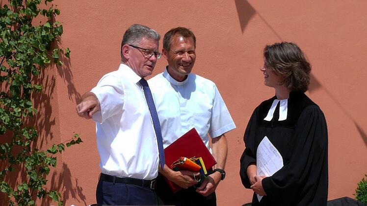 Sie gaben den kirchlichen Segen (von rechts): Pfarrerin Kerstin Kowalski und Pfarrer Marianus Schramm mit Bürgermeister Wolfgang Möhrlein. Foto: Andrea Spörlein