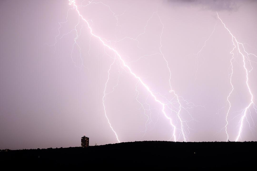 Fulminante Blitzshow am Nachthimmel über Unterfranken