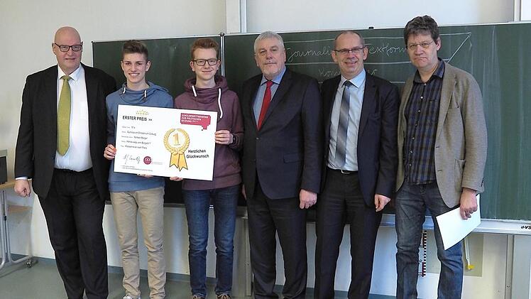 Urkunden und Gl&uuml;ckw&uuml;nsche gab es am Mittwoch f&uuml;r die Klasse 10a des Ernestinums f&uuml;r einen Hauptpreis beim Sch&uuml;lerwettbewerb zur politischen Bildung. Von links: Wettbewerbsleiter Hans-Georg-Lambertz, die Klassensprecher Jonathan Romankiewicz und Erik Harmgarth, OB Norbert Tessmer, OStD Bernd Jakob und der betreuende Lehrer StD Norbert Berger. Foto: Christoph Winter