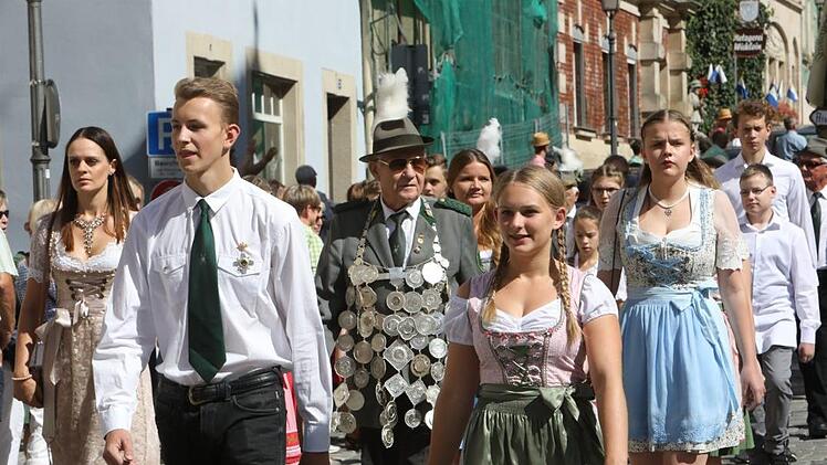 Vom Marktplatz aus machten sich die Kronacher Schützen und ihre Gäste auf den Weg zur Hofwiese. Foto: Barbara Herbst