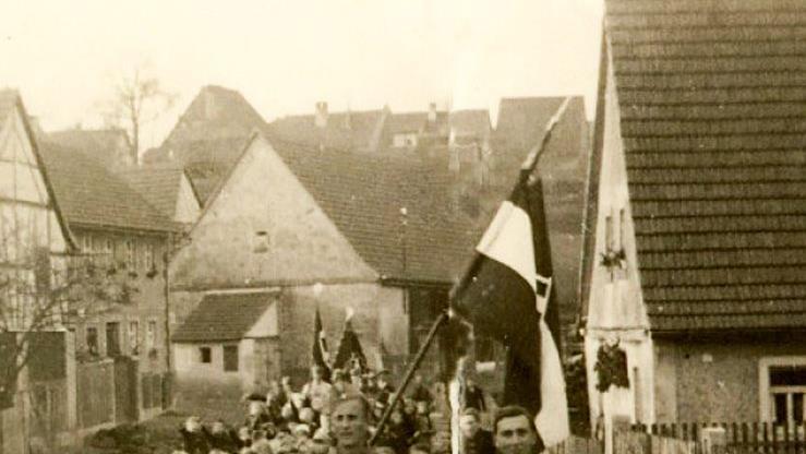 Dunkle Zeiten: 1936 hatten jugendliche Schlägertrupps dafür gesorgt, dass die Wahl ganz nach dem Geschmack der Nazis ausfiel. In einem Schulchronikeintrag heißt es: "Die Gemeinde Gerach legte ein 100-prozentiges Treuebekenntnis für den Führer ab. Schon Tage vor der Wahl zogen die Schüler mit ihren Lehrern durch die Ortschaften und forderten die Leute auf, ihre Pflicht restlos zu erfüllen."  Foto: Sammlung Böhnlein