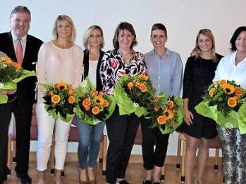 Die geehrten Mitarbeiterinnen des Klinikums Kulmbach und der Fachklinik Stadtsteinach mit (von links) Geschäftsführerin Brigitte Angermann und Pflegedienstleiterin Franziska Schlegel, Landrat Klaus Peter Söllner (Vierter von links) und Personalratsvorsitzendem Frank Wilzok (Zweiter von rechts).  Foto: Werner Reißaus