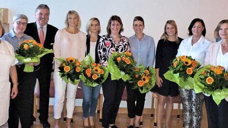 Die geehrten Mitarbeiterinnen des Klinikums Kulmbach und der Fachklinik Stadtsteinach mit (von links) Geschäftsführerin Brigitte Angermann und Pflegedienstleiterin Franziska Schlegel, Landrat Klaus Peter Söllner (Vierter von links) und Personalratsvorsitzendem Frank Wilzok (Zweiter von rechts).  Foto: Werner Reißaus