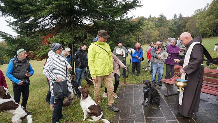 Gerne kommen Hundebesitzer zur Tiersegnung zum Kreuzberg. Mit reichlich  Weihwasser bedachte Pater Georg Andlinger die Vierbeiner und ihre Halter. Foto: Marion Eckert
