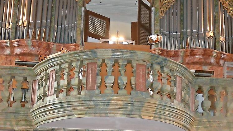 Orgelbauer Thomas Eichfelder und Kirchenpflegerin Martina Stumpf freuen sich über die gelungene Restaurierung der Orgel in der Wallfahrtskirche Mariä Geburt Glosberg.