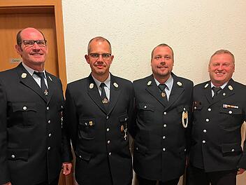 Die alten Kommandanten der Freiwilligen Feuerwehr Breitenbach/Mitgenfeld sind auch die neuen: (von links) 1.  B&uuml;rgermeister Dieter Muth, 1. Kommandant Michael Greger, 2. Kommandant Holger B&ouml;rner, Kreisbrandmeister Volker H&auml;gerich. Foto: Jonas Jehn