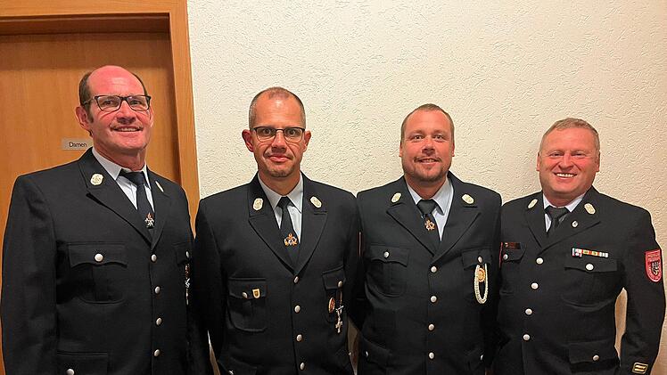 Die alten Kommandanten der Freiwilligen Feuerwehr Breitenbach/Mitgenfeld sind auch die neuen: (von links) 1.  B&uuml;rgermeister Dieter Muth, 1. Kommandant Michael Greger, 2. Kommandant Holger B&ouml;rner, Kreisbrandmeister Volker H&auml;gerich. Foto: Jonas Jehn