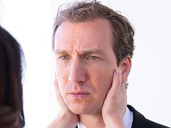 Zweiter Fall für Leander Lost in Portugal: Der begnadete Ermittler, gespielt von Jan Krauter, hat das Asperger-Syndrom. Er findet auch in kleinen Details immer wieder aufschlussreiche Informationen. Doch findet er auch - die für ihn schwer zu verstehende - Liebe?