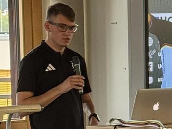 Maximilian Jäger beim Vortrag am Gymnasium.