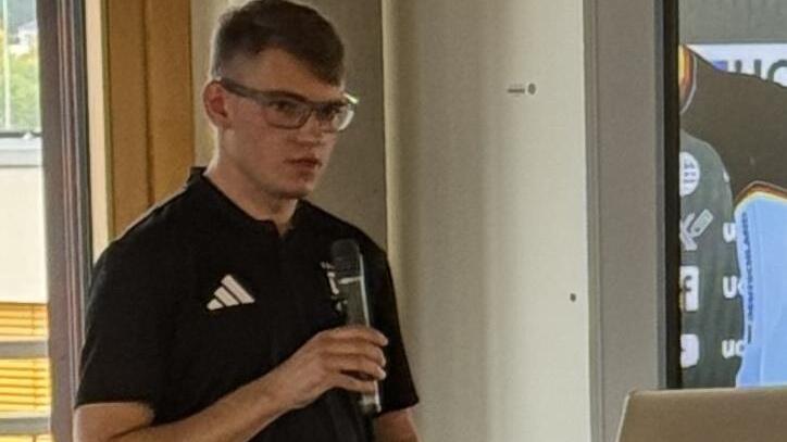 Maximilian Jäger beim Vortrag am Gymnasium.