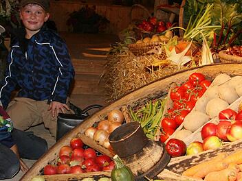 Da  bekamen nicht  nur die Kinder große Augen.  Die  Ortsbäuerinnen hatten  die Festhalle mit  Früchten  ansprechend dekoriert.  Fotos: Sonja Adam