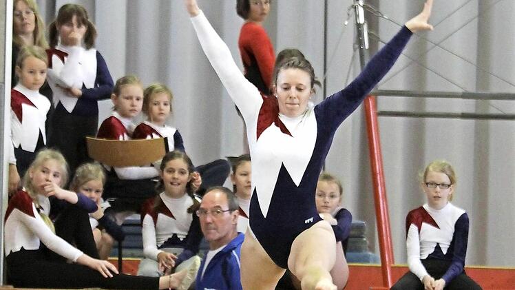 Regina Rubi vom TV Bad Brückenau wird während einer Bodenübung ganz genau beobachtet.Fotos: Thomas Dill