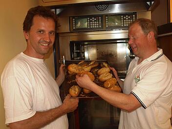 Bäckermeister Achim Stahl (links) aus Rottershausen ist gezwungen, seinen Beruf an den Nagel zu hängen. Foto: Stefan Geiger