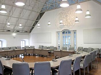 Diese Sitze im Höchstadter Kommunbrauhaus werden am 16. März neu verteilt. Foto: Andreas Dorsch