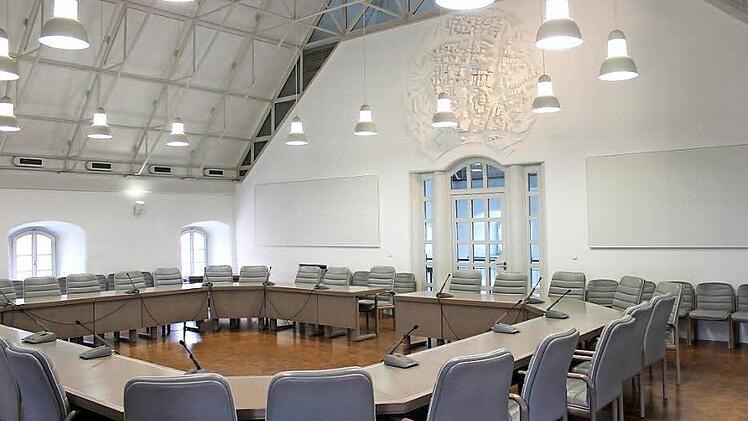 Diese Sitze im Höchstadter Kommunbrauhaus werden am 16. März neu verteilt. Foto: Andreas Dorsch