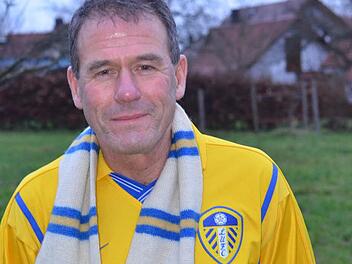 Klamoten aus der alten Heimat: Vic Florey mit Fanschal und Trikot von Leeds United. Foto: Jürgen Schmitt