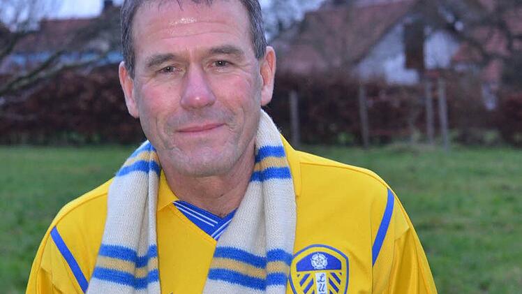 Klamoten aus der alten Heimat: Vic Florey mit Fanschal und Trikot von Leeds United. Foto: Jürgen Schmitt