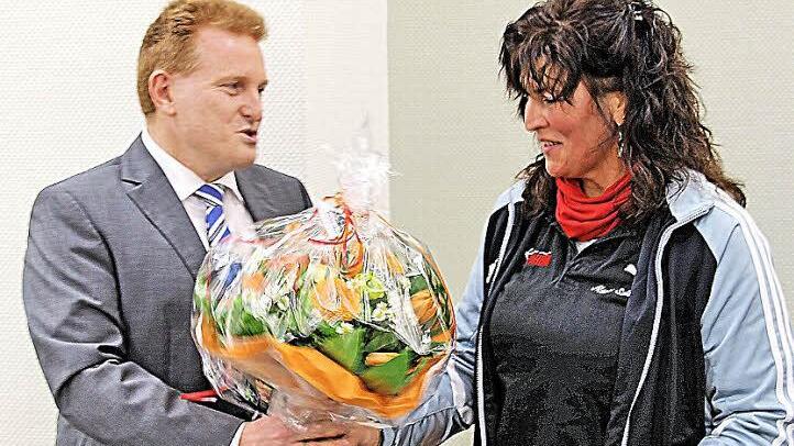 Einen Extra-Blumenstrauß bekam Maria Schlembach vom Sportschützenverein Poppenlauer von Bürgermeister Matthias Klement für ihre Leistungen.  Fotos: Dieter Britz