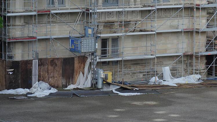 Die Verkleidung wurde vom Gerüst an der Ehrenburg gerissen. Foto: Jochen Berger