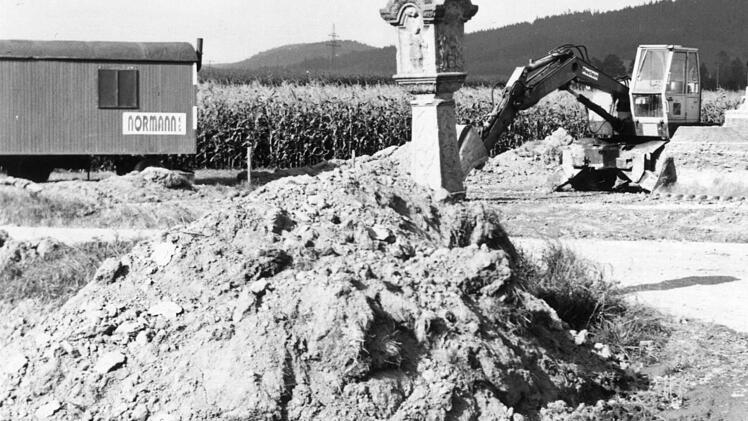 Zwischen Gundelsdorf und Glosberg: Die Marter 1977 umgeben von Erdwällen und Baumaschinen inmitten der Straßenbaustelle. Foto: Archiv Roland Graf