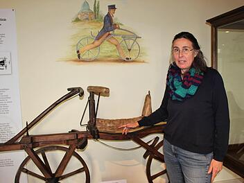 Expertin Mona Buchmann führt die Besucher ausführlich durch die chronologisch angelegte Ausstellung. Foto: Julia Raab