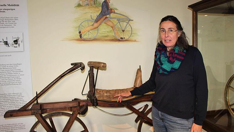 Expertin Mona Buchmann führt die Besucher ausführlich durch die chronologisch angelegte Ausstellung. Foto: Julia Raab