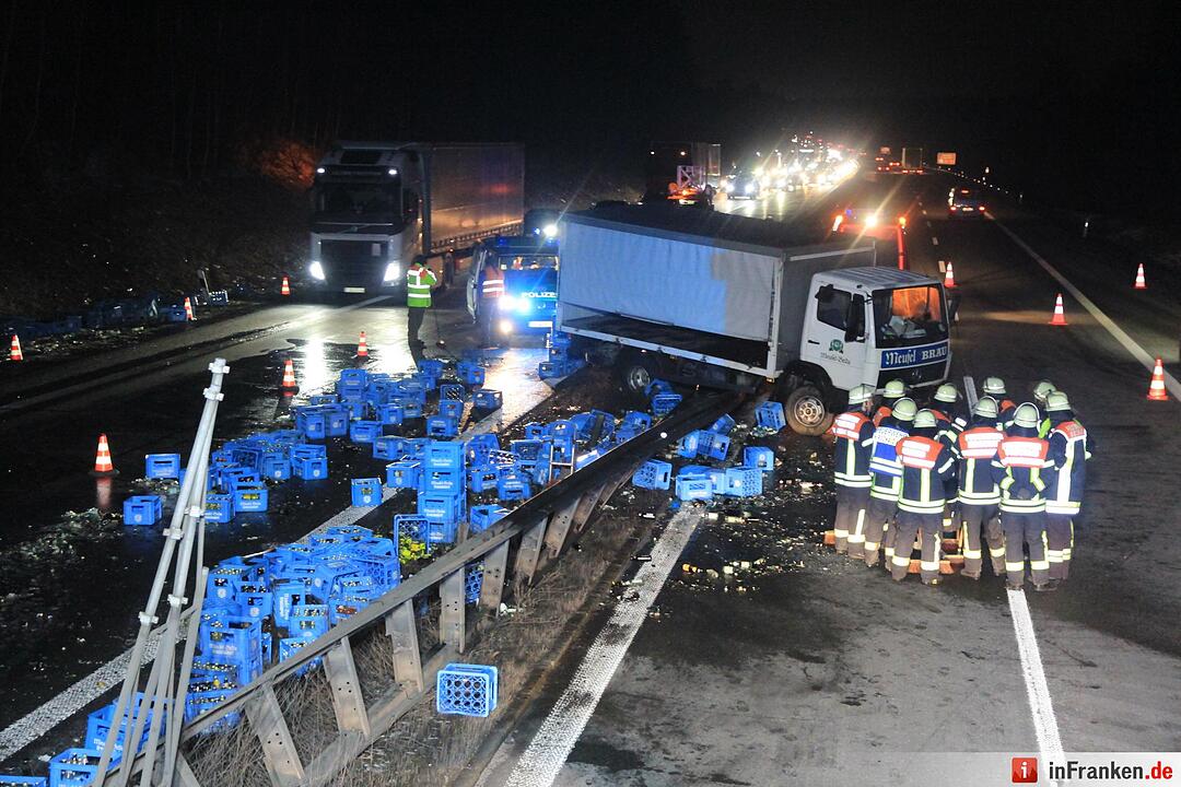 Bierkästen auf A73: Lastwagen durchbricht Mittelschutzleitplanke