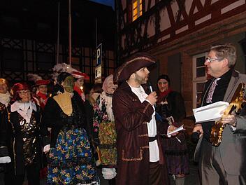 Bürgermeister Heinz Richter (r.) muss die Schlüssel der Macht übergeben. Fotos: Petra Malbrich