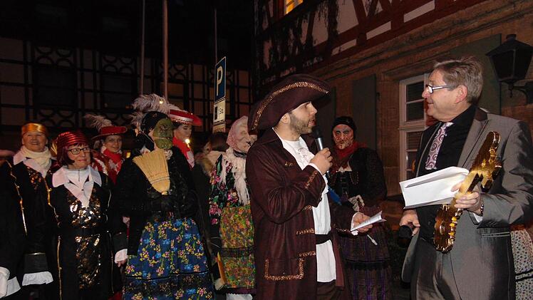 Bürgermeister Heinz Richter (r.) muss die Schlüssel der Macht übergeben. Fotos: Petra Malbrich