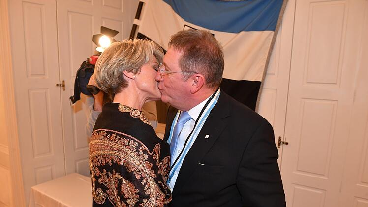 OB Henry Schramm bedankte sich nach der Ehrung bei seiner Frau Andrea.Ronald Rinklef