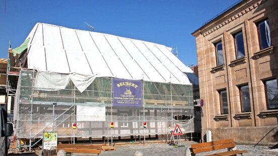 Zur zeit ist das Haus verhüllt, es wird am Dach gearbeitet.