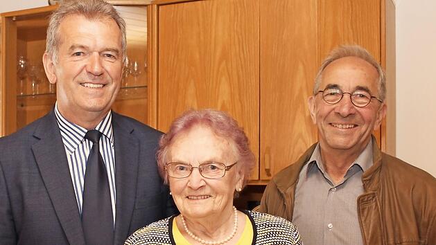 B&uuml;rgermeister Hans Beck (links) und Gemeinderat Heinrich Wiesneth (rechts) &uuml;berbrachten Margareta aus Sambach die Gl&uuml;ckw&uuml;nsche der Gemeinde Pommersfelden. Foto: Evi Seeger