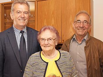 Bürgermeister Hans Beck (links) und Gemeinderat Heinrich Wiesneth (rechts) überbrachten Margareta aus Sambach die Glückwünsche der Gemeinde Pommersfelden. Foto: Evi Seeger