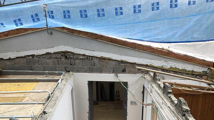 Maximilian Reich (von links) vom Landratsamt, Rhön GmbH-Geschäftsführer  Thorn Plöger, Landrat Thomas Bold und Klaus Spitzl, Geschäftsführer des  Vereins Naturpark und Biosphärenreservat Bayerische Rhön besichtigen die Baustelle.  Foto: Marion Eckert