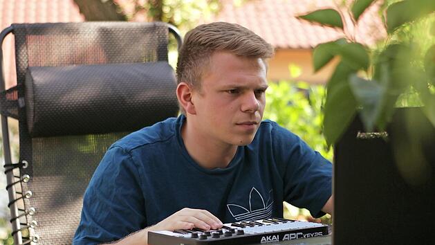 Kritischer Blick: Der perfektionistische Sebastian Möhring steckt viel Leidenschaft in seine Musik. Foto: Yannick Hupfer