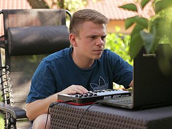 Kritischer Blick: Der perfektionistische Sebastian M&ouml;hring steckt viel Leidenschaft in seine Musik. Foto: Yannick Hupfer