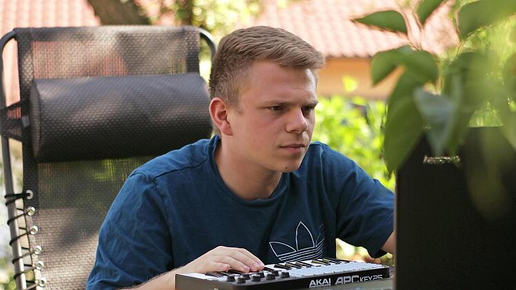 Kritischer Blick: Der perfektionistische Sebastian Möhring steckt viel Leidenschaft in seine Musik. Foto: Yannick Hupfer