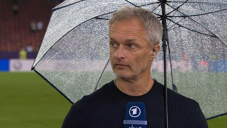Bundestrainer Christian Wück stand nach dem Halbfinal-Aus am ARD-"Sportschau"-Mikrofon Rede und Antwort.