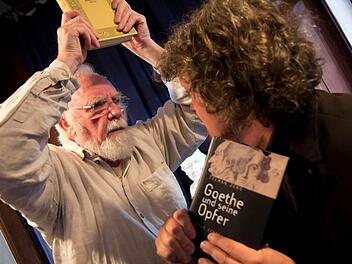 Hans Otto Holzapfel übernimmt die Rolle des Dichterfürsten. Martin Neubauer mimt auf der Bühne Heinrich von Kleist.   Foto: Michael Gründel