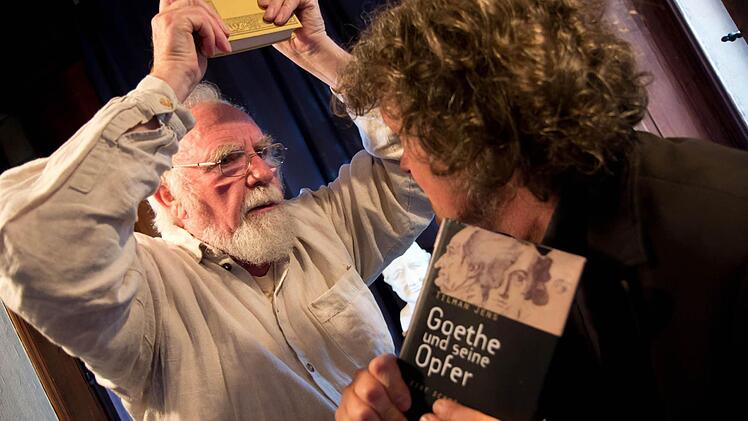 Hans Otto Holzapfel übernimmt die Rolle des Dichterfürsten. Martin Neubauer mimt auf der Bühne Heinrich von Kleist.   Foto: Michael Gründel