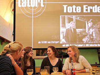 Der Sonntagabend ist ein fester Termin für die Mädels: Sophie, Lena, Elena, Charlotte und Johanna (von links) schauen den "Tatort" regelmäßig in der Kneipe. Fotos: Barbara Herbst