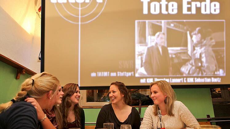 Der Sonntagabend ist ein fester Termin für die Mädels: Sophie, Lena, Elena, Charlotte und Johanna (von links) schauen den "Tatort" regelmäßig in der Kneipe. Fotos: Barbara Herbst